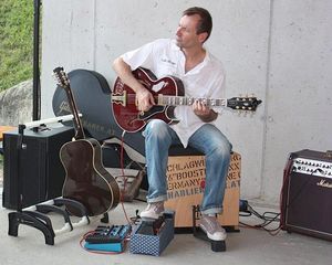 Hintergrundmusik Leoben Solo Künstler Gitarrist Charlie Kager Live Musik Hochzeit Agape Trauung Standesamt Gartenparty Geburtstagsfeier Firmenfeier Wien Niederösterreich Burgenland Steiermark Graz